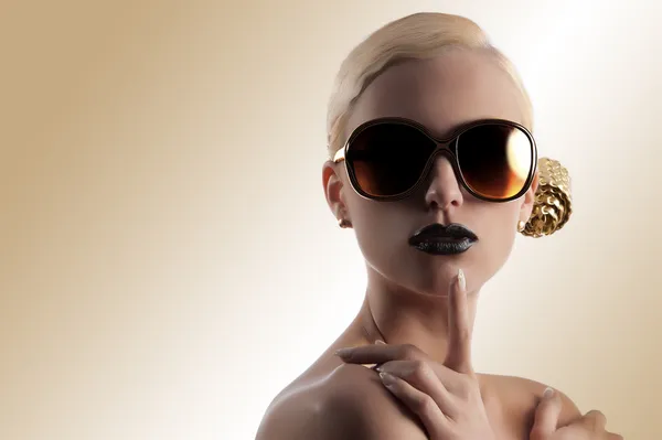 Модный снимок девушки в золотых солнцезащитных очках — стоковое фото