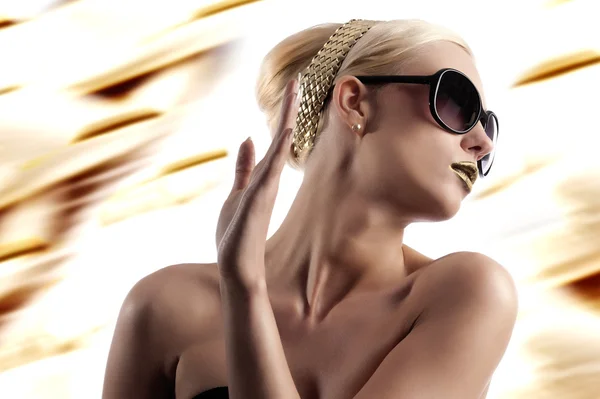 Fashion shot of blond woman with sunglasses — Stock Photo, Image