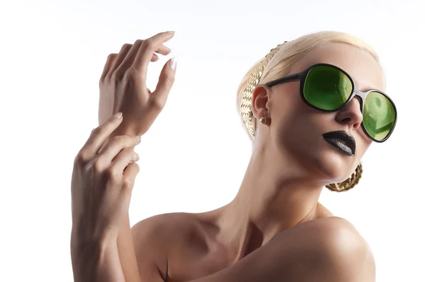 Modeaufnahme eines blonden Mädchens mit grüner Sonnenbrille — Stockfoto
