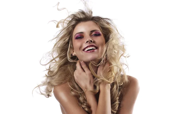 Skrattande flicka med hår i vinden — Stockfoto