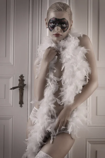 Sexy meisje in lingerie staande in een deuropening — Stockfoto
