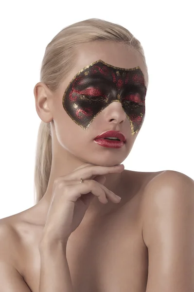 Ung blondin med målade carnival mask på ansiktet — Stockfoto