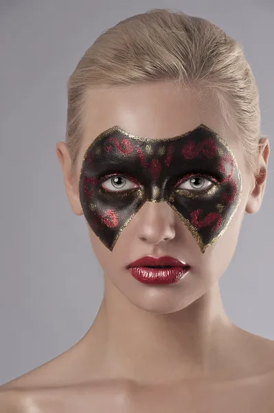 Makijaż dziewczyna z maski karnawałowe — Zdjęcie stockowe