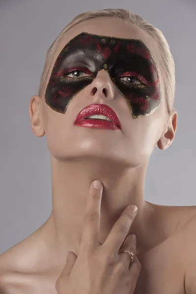 금발 모델 포즈를 취하는 그녀의 얼굴에 그려진 마스크 — 스톡 사진