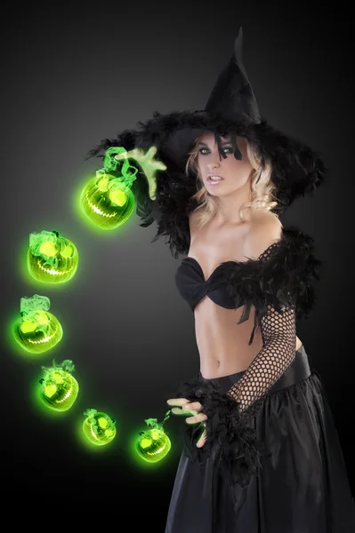 Темная Хэллоуинская ведьма — стоковое фото