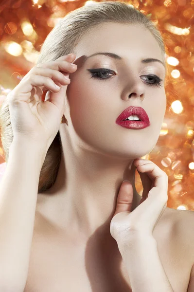 Femme blonde aux lèvres rouges dorées — Photo