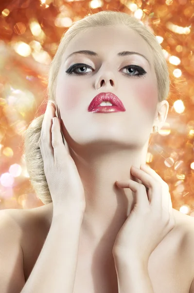 Sarışın bir kadın redgolden dudaklı — Stok fotoğraf