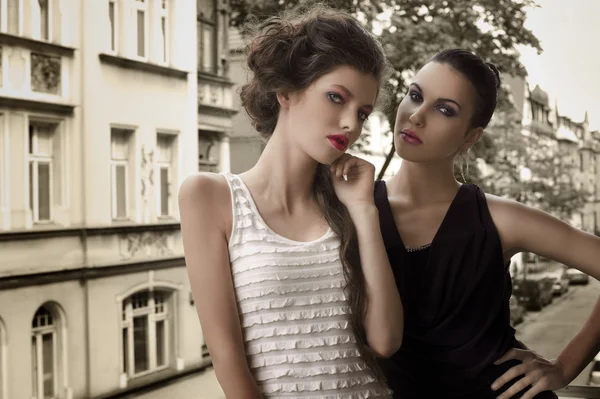 Schoonheid ladys elegant gekleed buiten — Stockfoto