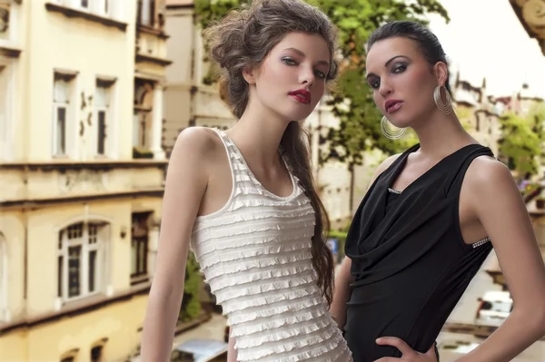 Schöne Frauen elegant gekleidet draußen — Stockfoto