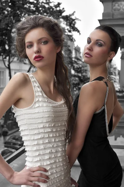 Elegante joven ladys vestido fuera — Foto de Stock