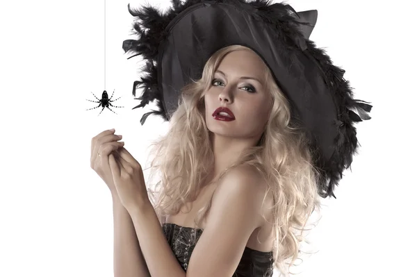 Retrato de bruxa bonita usando um chapéu enorme — Fotografia de Stock