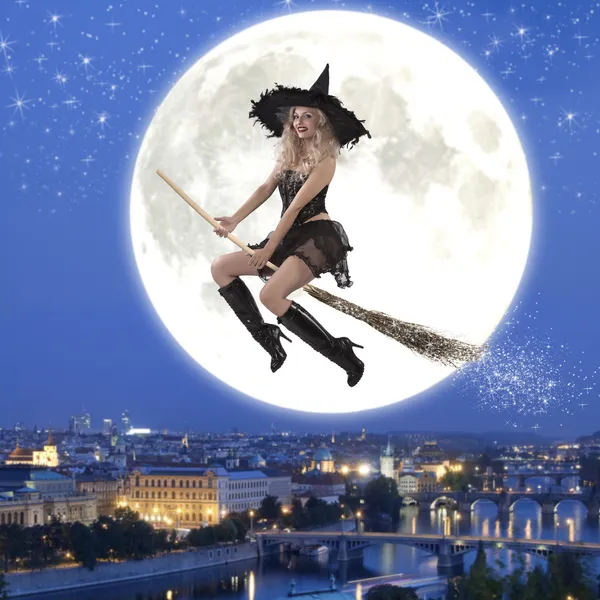 Sexy czarownica jazda na miotle — Zdjęcie stockowe