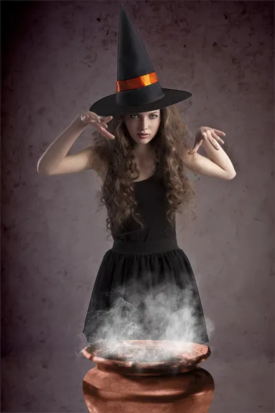 Bruxa bonita fazendo alguns feitiços — Fotografia de Stock