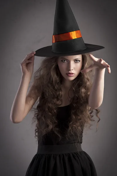 Bella ragazza che indossa un enorme cappello da strega — Foto Stock