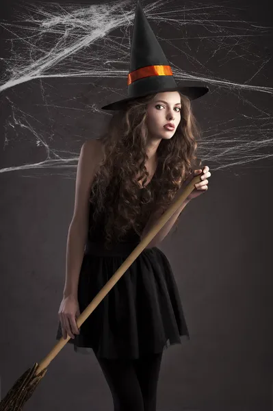 Söt flicka som halloween häxa — Stockfoto