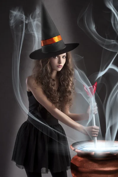 Menina de cabelos longos bonita vestida como um halloween — Fotografia de Stock
