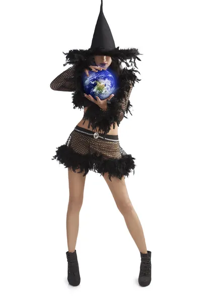 Menina em vestido de Halloween segurando bola do mundo — Fotografia de Stock