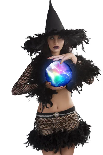 A jovem bruxa posando com bola mágica — Fotografia de Stock