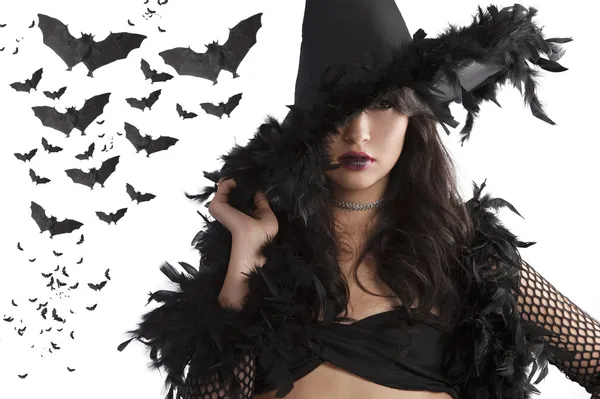 Retrato de la joven bruja posando con sombrero negro —  Fotos de Stock