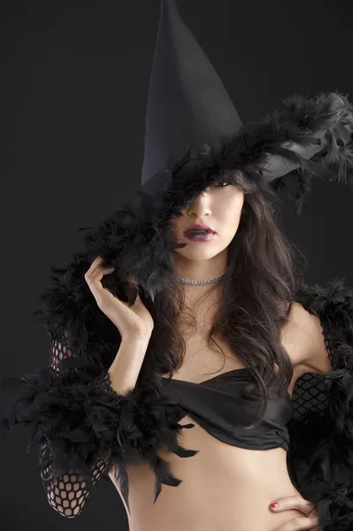 Retrato de la joven bruja con sombrero negro —  Fotos de Stock