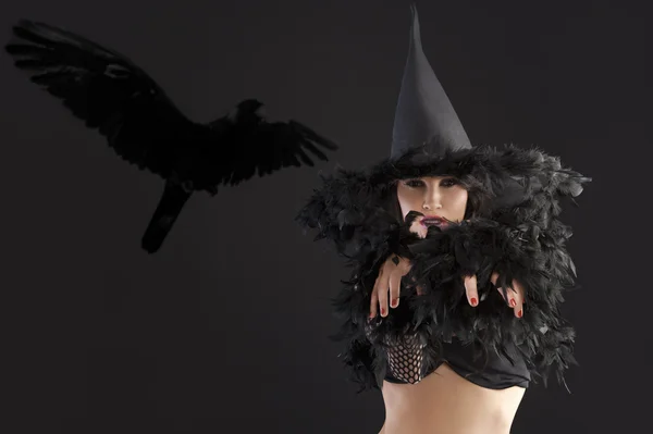 Retrato da jovem bruxa com pose assustadora — Fotografia de Stock