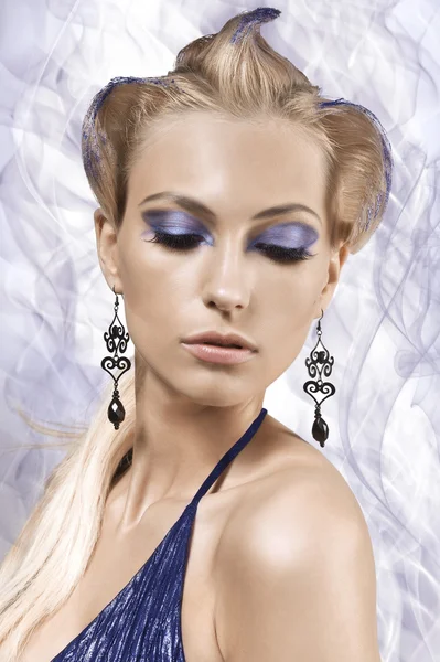 Porträtt av en flicka med fantasy make up och hår stil — Stockfoto