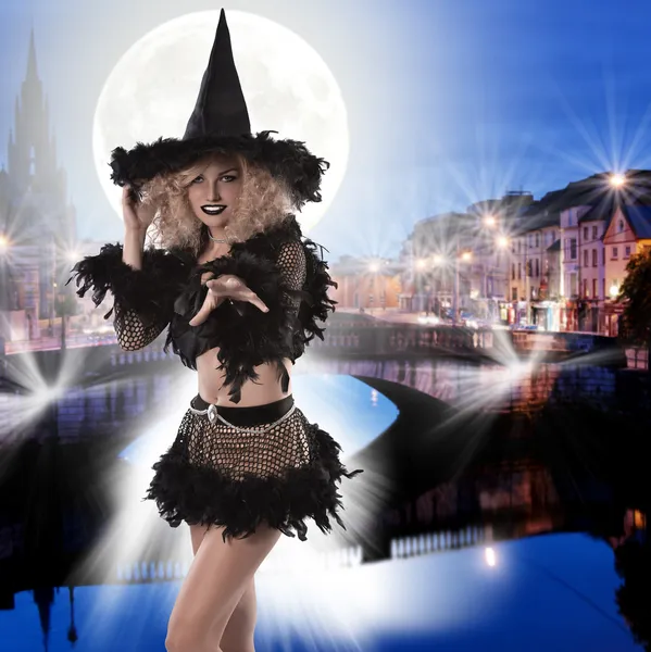 Glamour tiro de uma bruxa linda loira halloween — Fotografia de Stock
