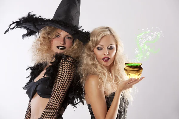 A magia de 2 bruxas negras — Fotografia de Stock