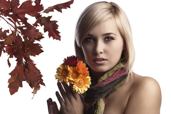 Cute and pretty blonde wearing a scarf and holding some daisies — Stock Photo, Image