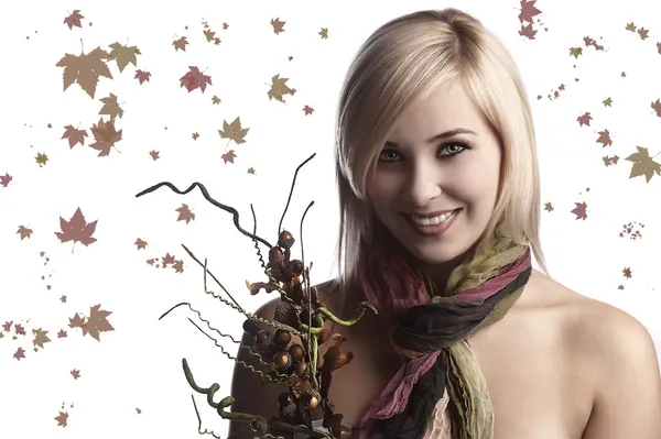 Осенняя девушка с букетом — стоковое фото