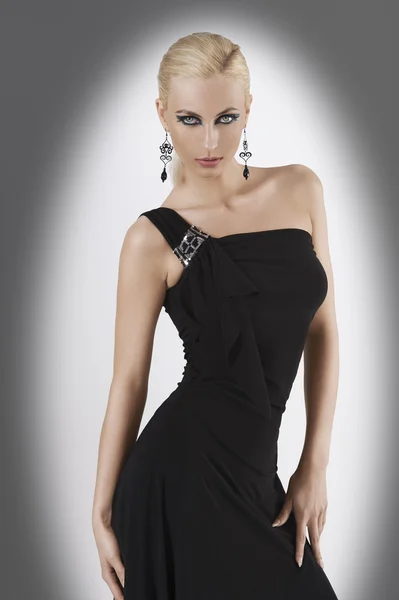 Ragazza bionda in abito nero con posa sexy — Foto Stock