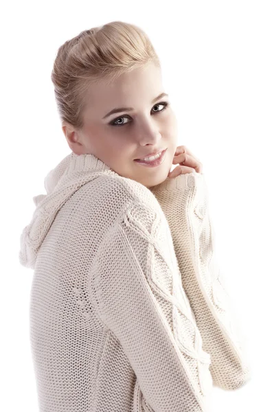 Vrouw met witte comfortabele trui — Stockfoto