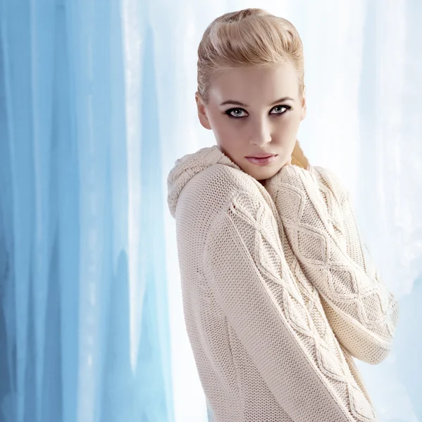 Piękna blondynka w swetrze ciepłej wełny — Zdjęcie stockowe