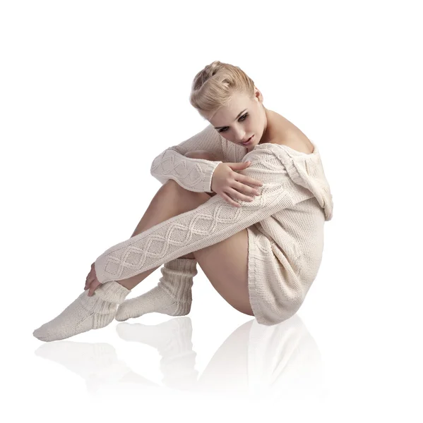 Chica rubia bonita usando un suéter blanco cómodo —  Fotos de Stock