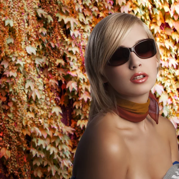Blond meisje portret met donkere zonnebril — Stockfoto