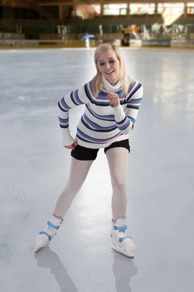 年轻漂亮的女孩滑冰 — 图库照片