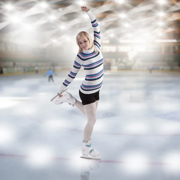 Jovem bela mulher patinação no gelo — Fotografia de Stock