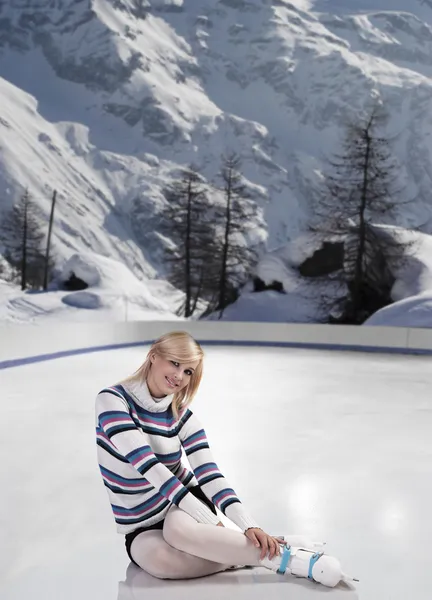 Jovem mulher bonita com patins no gelo — Fotografia de Stock