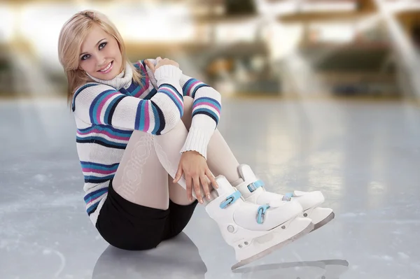 Menina linda nova com patins — Fotografia de Stock