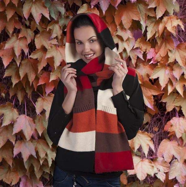 Усміхнена брюнетка в осінньому шарфі — стокове фото