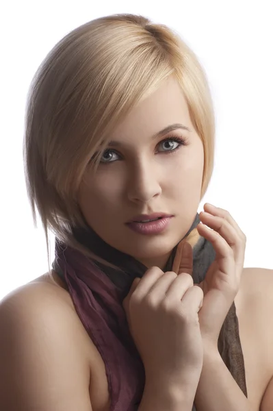 Porträtt av blond tjej med vackra scarf ser på kom — Stockfoto