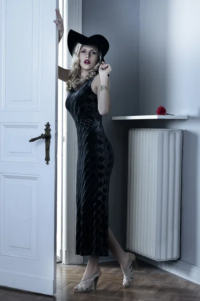 Femme de mode avec longue robe noire et chapeau — Photo