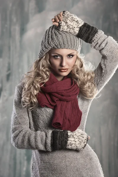 Giovane bella bionda donna invernale — Foto Stock
