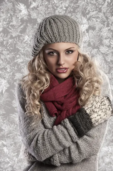 在羊毛冬季衣服精彩金发女郎 — 图库照片