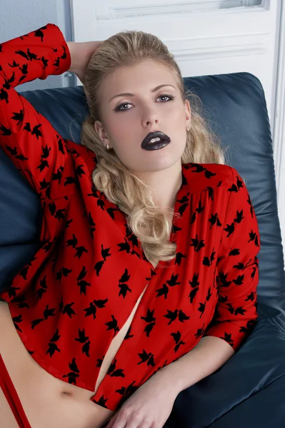 Sexy Mädchen schwarzer Lippenstift — Stockfoto