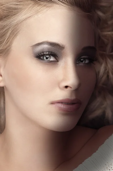 Plan beauté d'une blonde aux yeux très expressifs — Photo
