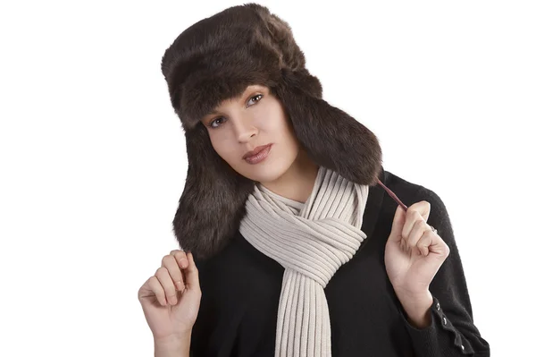 Ragazza con cappello di pelliccia e con sciarpa in posa verso la fotocamera — Foto Stock