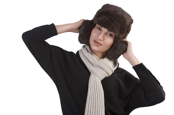 Ragazza con cappello di pelliccia e con sciarpa con posa divertente — Foto Stock