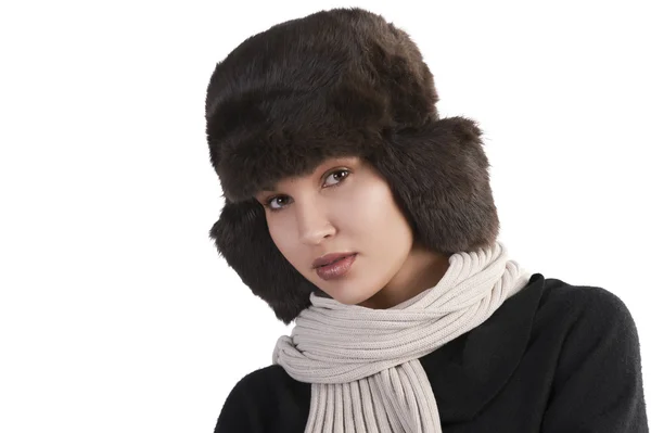 Chica con sombrero de piel y con bufanda mirando a la cámara —  Fotos de Stock