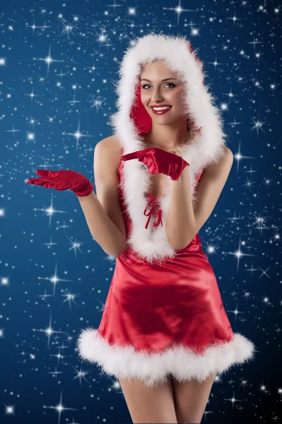 Menina beleza em um vestido vermelho de Papai Noel com penas brancas — Fotografia de Stock